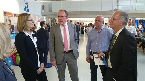 Auch der Hauptgeschäftsführer der IHK, Gregor Berghausen, der HSD-Vizepräsident für Studium, Lehre und Internationales, Prof. Dr. Roland Reichardt, sowie der HHU-Prorektor für Studienqualität und Personalmanagement, Prof. Dr. Christoph J. Börner (v. li.), informierten sich an den Ständen über die Karrieremöglichkeiten der Aussteller. Foto: Michael Kirch